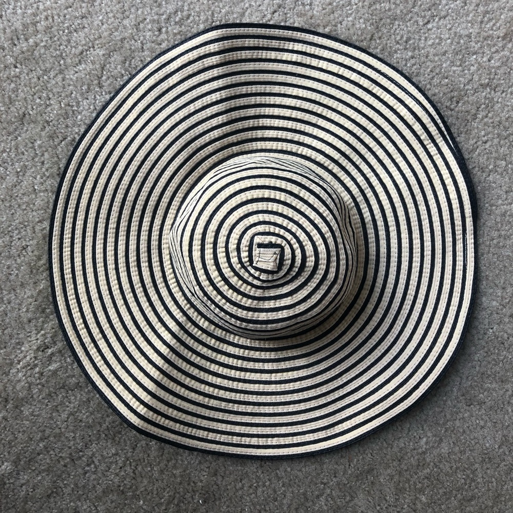 Sun hat in stripes!